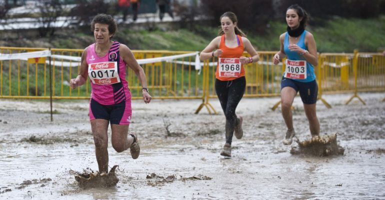 Tres corredoras durante el Cross del Aceite de Torredonjimeno.