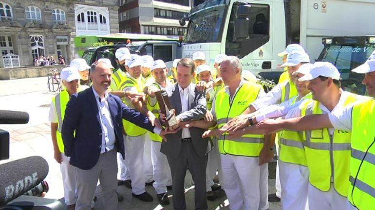Abel Caballero hace entrega de la escoba de platino a los trabajadores de limpieza