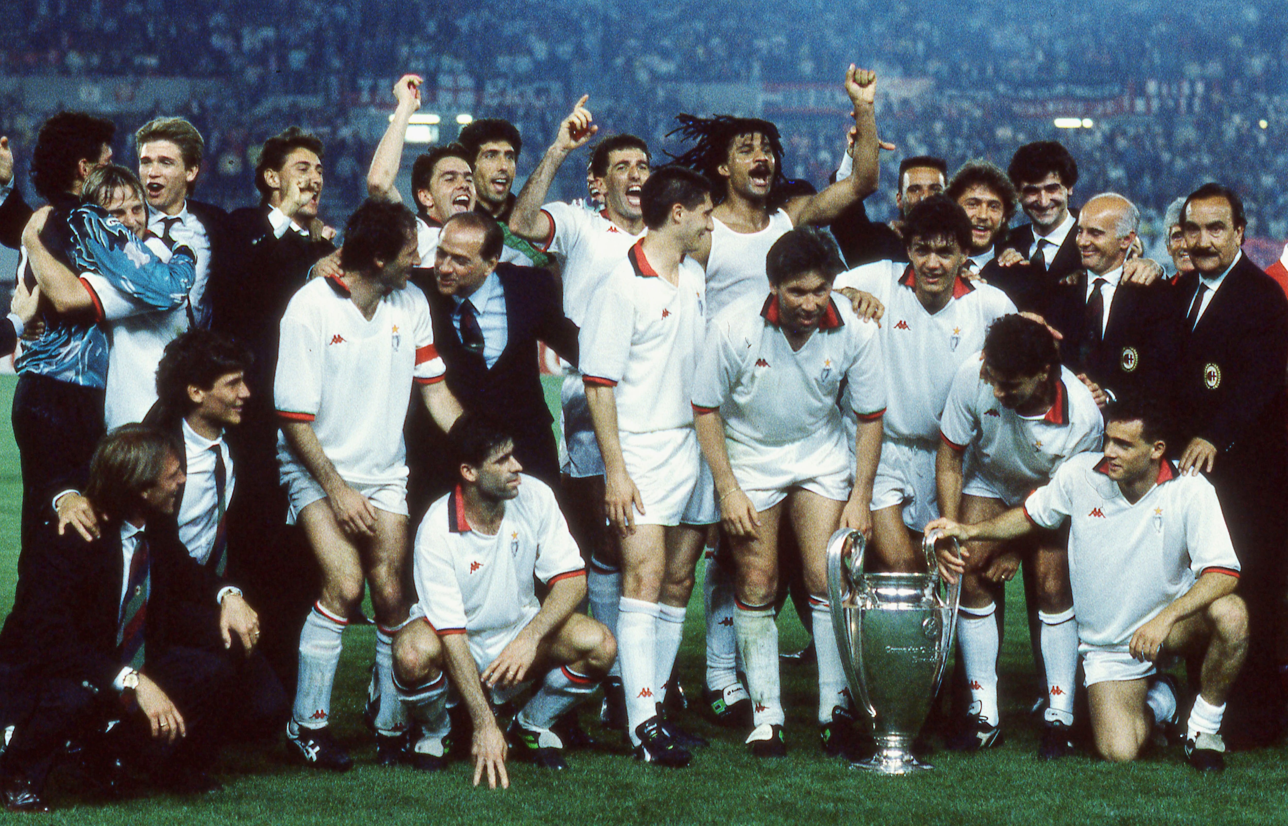 AC Milan celebra la Liga de Campeones de 1990, con Carlo Ancelotti como jugador y Arriago Sacchi como entrenador