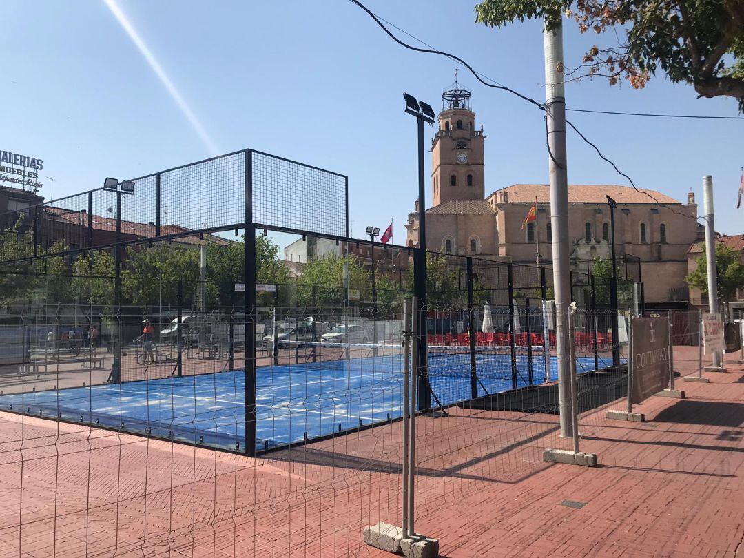 La Plaza Mayor ya está preparada para el Torneo de Pádel Villa de las Ferias