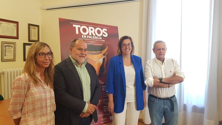 La presidenta de la Diputación y la diputada de Cultura con los responsables de ambos periódicos