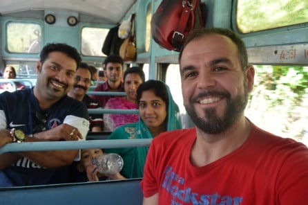 Mario trotamundos con una familia india en tren