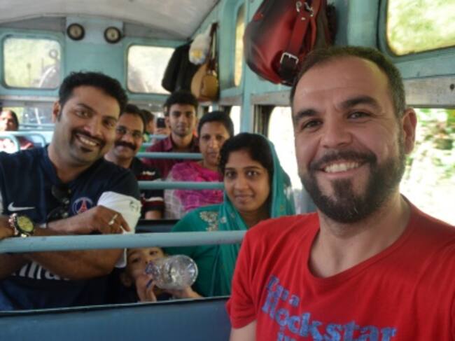 Mario trotamundos con una familia india en tren