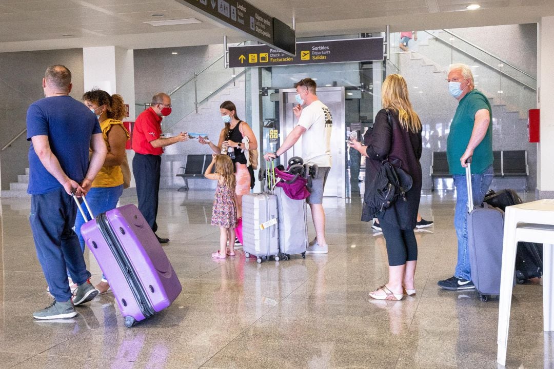 Archivo - Viajeros en el aeropuerto de Menorca.