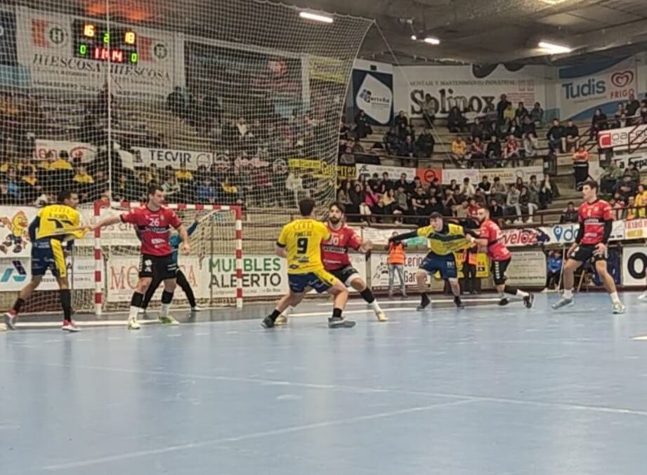 Uno de los lances de juego el Tubos Aranda ante Novás