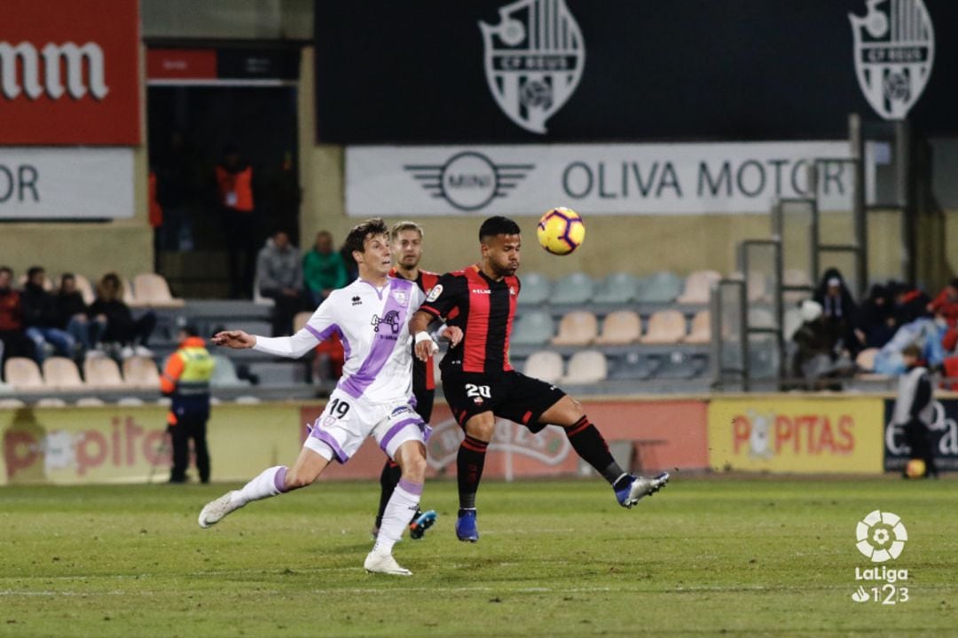 Gus Ledes, en pugna con Guillermo, durante el reciente Reus-Numancia.