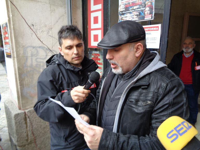 La manifestación concluyó con la lectura de los manifiestos por los líderes sindicales comarcales, Modesto RIoseras, de UGT (en primer plano) y Jorge Melero, de CCOO