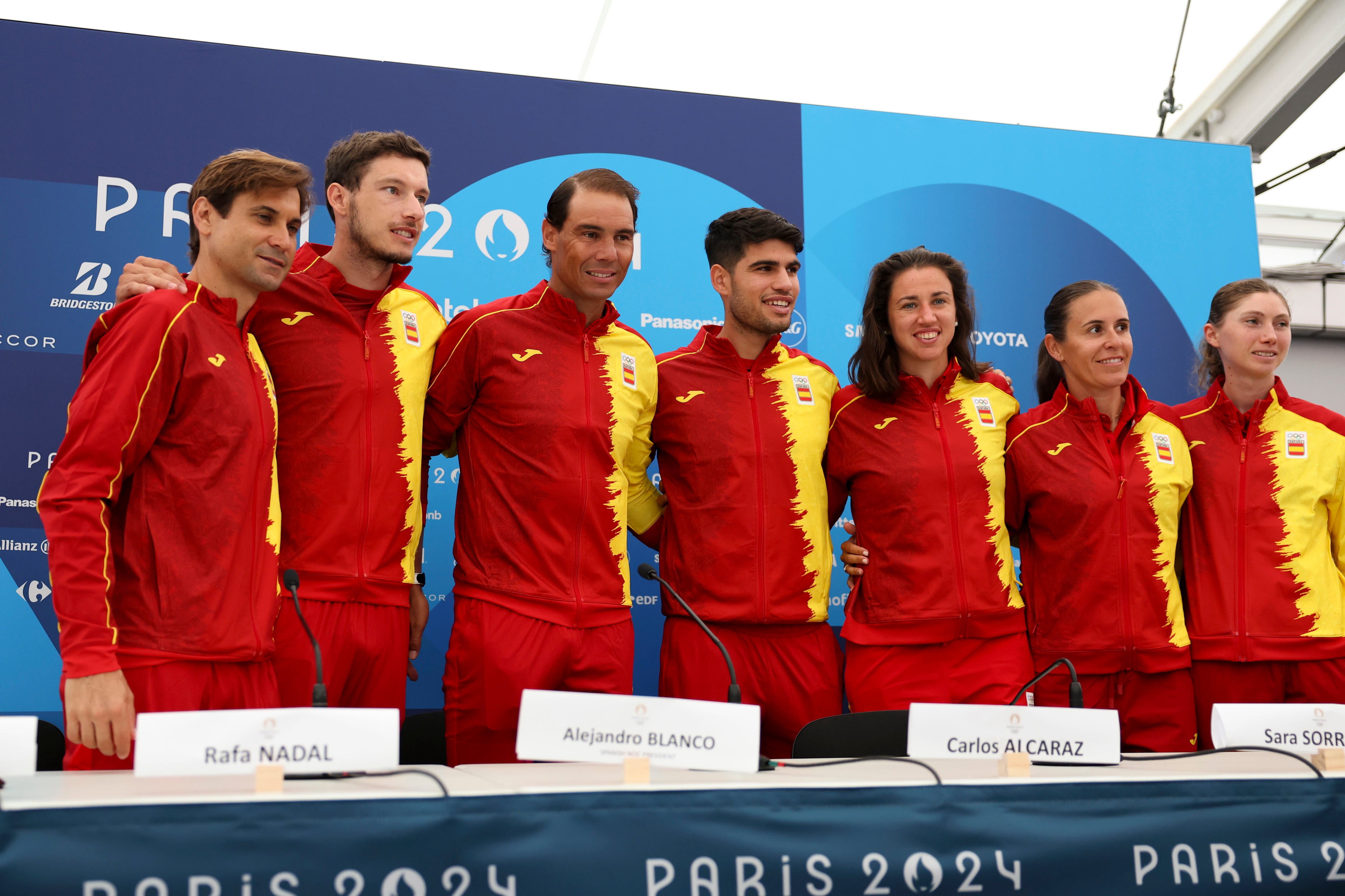 PARÍS (FRANCIA), 24/07/2024.- (De izq a der) Los integrantes del equipo olímpico español de tenis David Ferrer, Pablo Carreño, Rafa Nadal, Carlos Alcaraz, Sara Sorribes, Anabel Medina y Cristina Bucsa posan durante una rueda de prensa convocada por los integrantes del equipo olímpico español de tenis de cara a su participación en los Juegos Olímpicos de París 2024, este miércoles en la capital francesa. EFE/ Sashenka Gutiérrez
