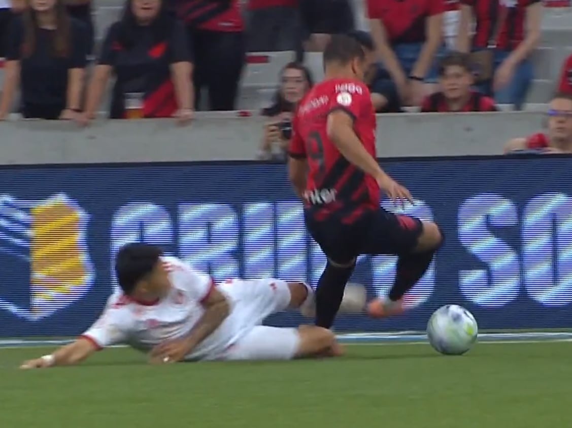 Vitor Roque recibe una entrada de Nico Hernández en el partido entre Paranaense e Internacional de Porto Alegre