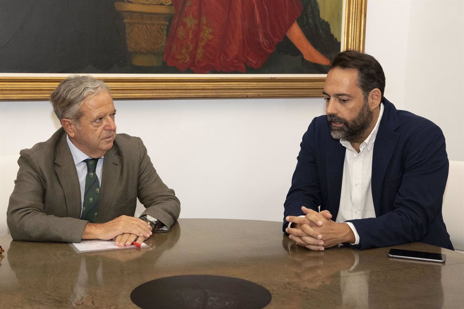 El presidente de la Diputación de Córdoba, Salvador Fuentes, y el director general de Salud Pública de la Consejería de Salud de la Junta de Andalucía, Jorge del Diego, en el Palacio de la Merced.