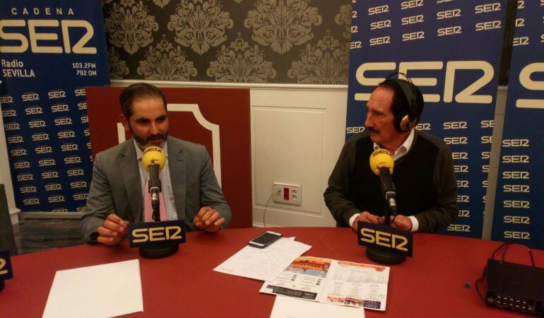 El ganadero Salvador Gavira, a la izquierda de la imagen, junto a Manolo Molés en las Tertulias Taurinas de Radio Sevilla desde el Hotel Gran Meliá Colón