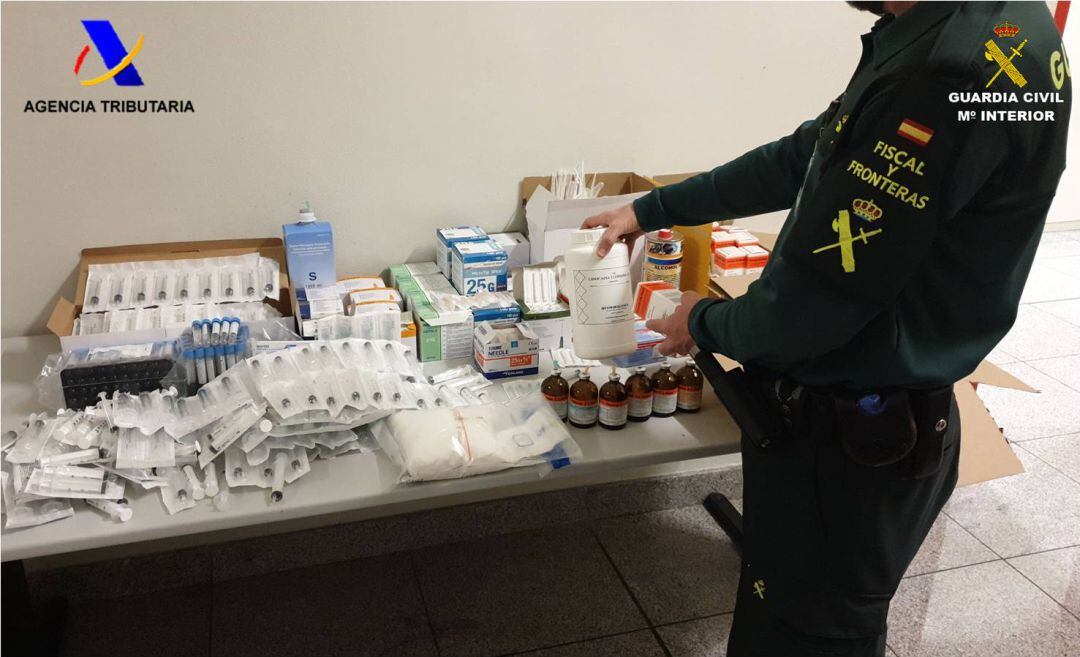 Efectos incautados a la falsa terapeuta por los agentes en el aeropuerto Alicante-Elche.