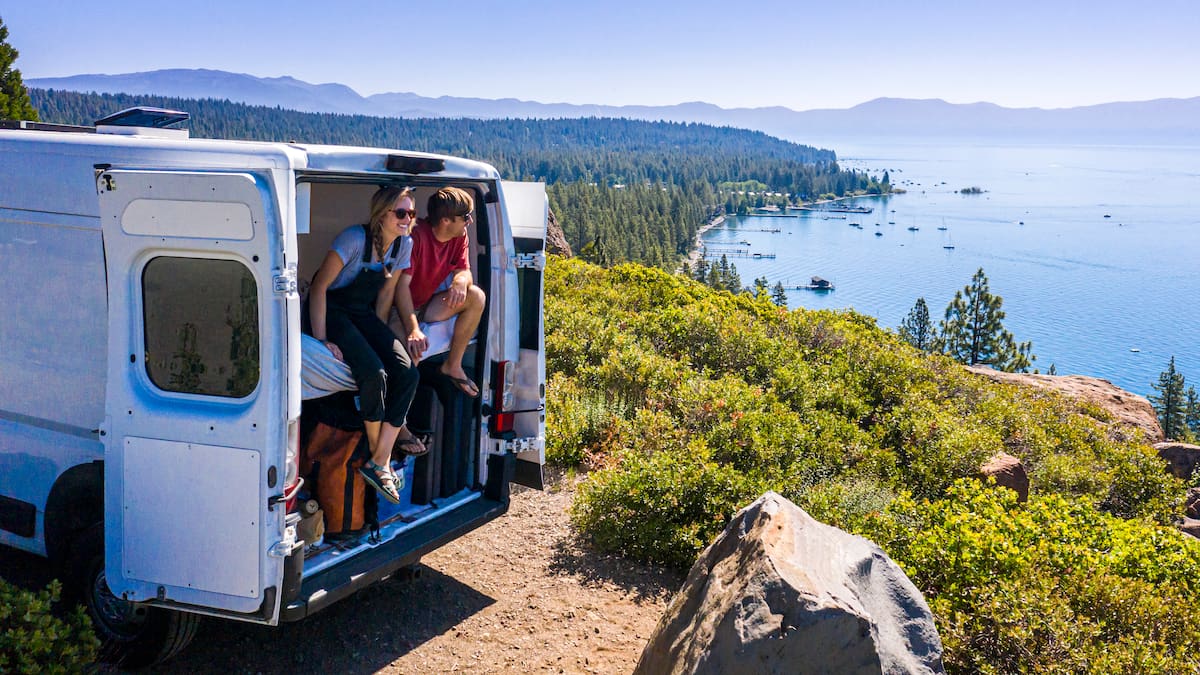 Una pareja lo deja todo para cumplir su gran sueño: recorrer cinco continentes en cinco medios de transporte distintos durante cinco años