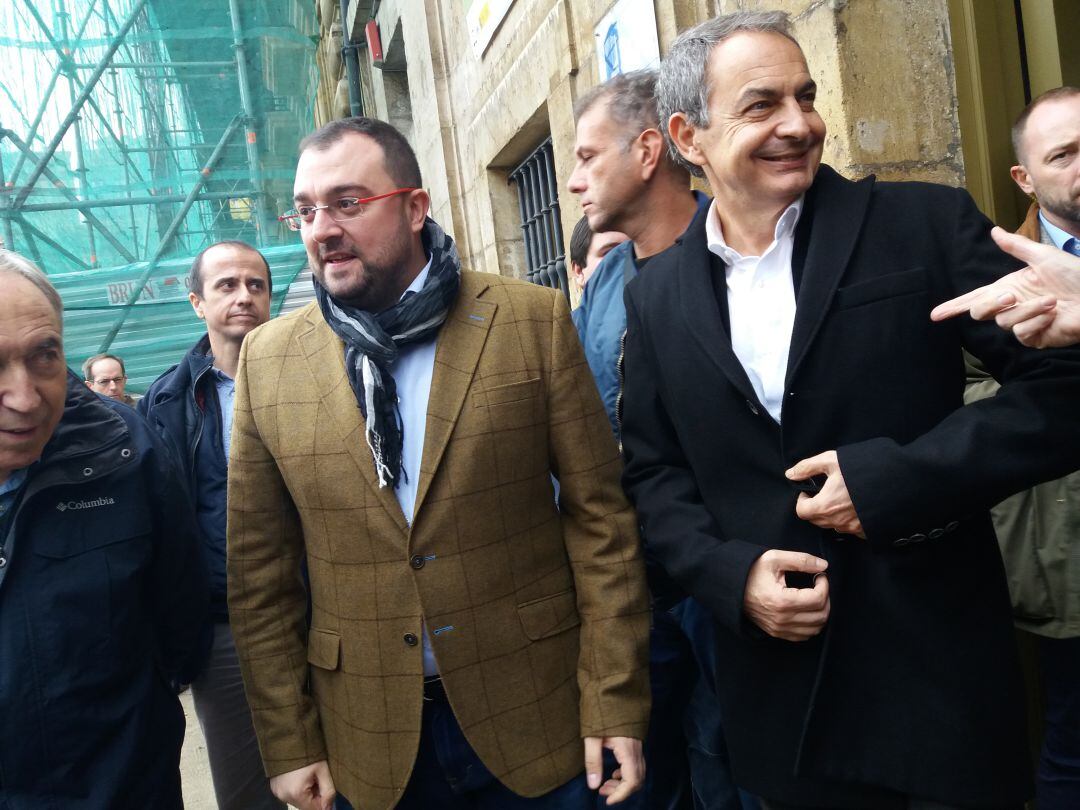 José Luis Rodríguez Zapaterio(derecha) esta mañana junto al lider del PSOE asturiano, Adrián Barbón, en Oviedo