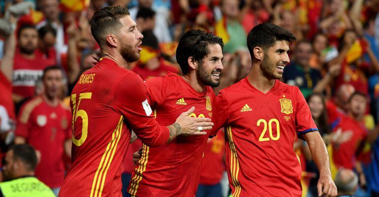 Sergio Ramos, Isco y Asensio, durante el partido de España ante Italia en el Bernabéu