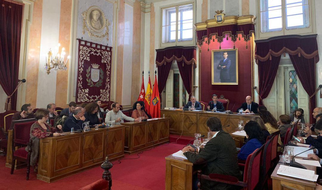 El Pleno del Ayuntamiento de Alcalá de Henares, este lunes, durante el debate sobre las nuevas ordenanzas fiscales.