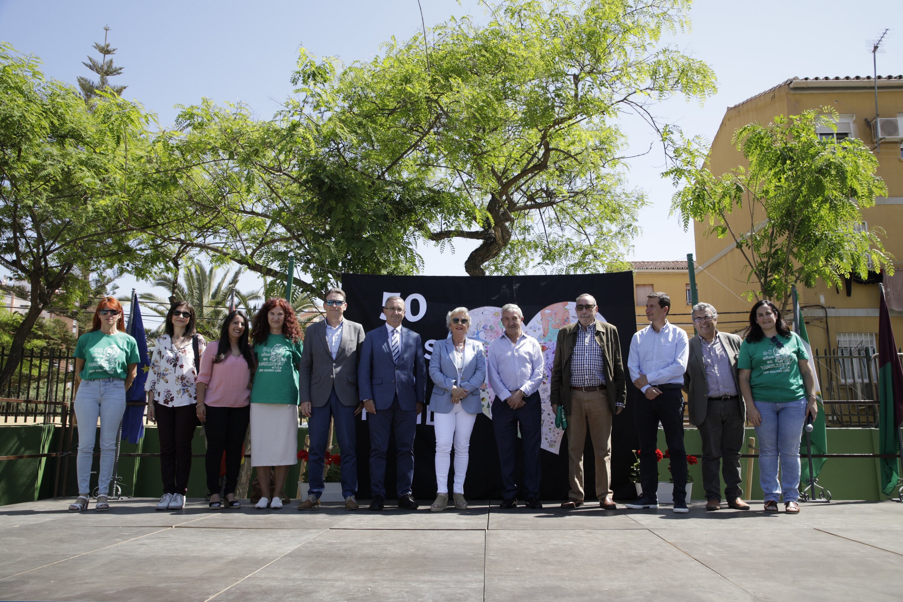 Al acto han asistido este lunes Francisco de la Torre, alcalde de Málaga; José Andrés Alonso Lopera, jefe de Inspección de la Delegación Territorial de Educación y Deporte en Málaga; Francisco Soria, inspector del centro; Mª Teresa Martínez, directora actual del CEIP Ricardo León; Francisco Javier Soriano, antiguo director del centro; así como miembros de la comunidad educativa actual (equipo directivo, delegadas de familias, representantes del Consejo Escolar, AMPA y representantes de las organizaciones como INCIDE (Caixa Pro-infancia) y Halora