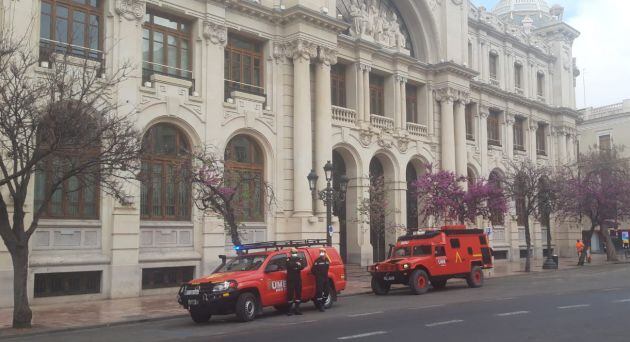 La Unidad Militar de Emegencias se despliega en varios puntos de la ciudad de València. Aquí en la plaza del Ayuntamiento a las puertas del edificio de Correos