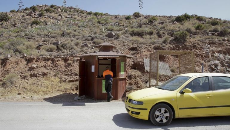 Un coche accede a la zona de aparcamiento en las playas a poniente de San José.