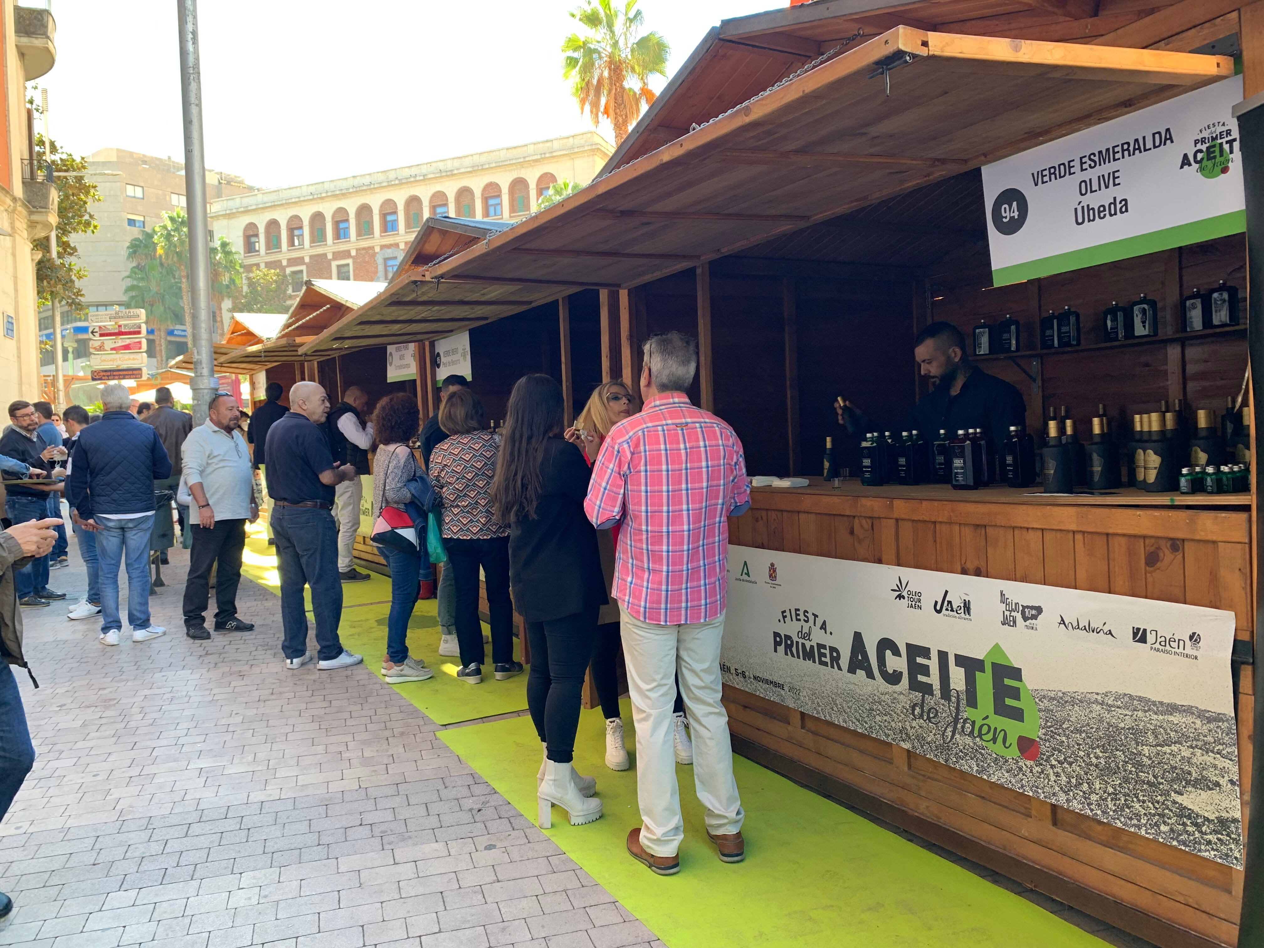 Varias personas frente a los stands participantes en la IX Fiesta del Primer Aceite de Jaén.