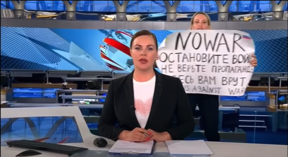 Imagen de archivo de la periodista irrumpiendo el informativo ruso de Canal 1 con una pancarta de &#039;No a la guerra&#039;