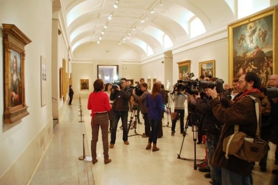 Aspecto de la sala del Museo del Prado con la prensa delante del cuadro leonardesco.