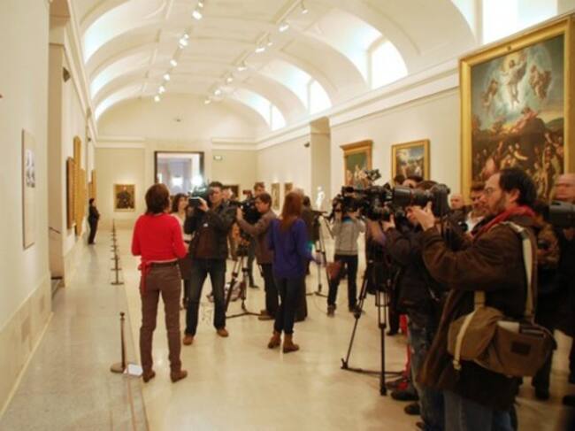 Aspecto de la sala del Museo del Prado con la prensa delante del cuadro leonardesco.