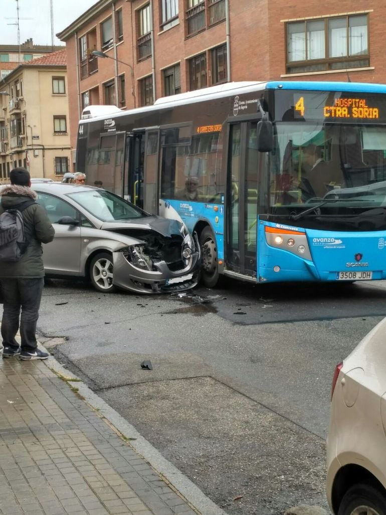 Accidente entre un vehículo y un autobús en el barrio de La Albuera