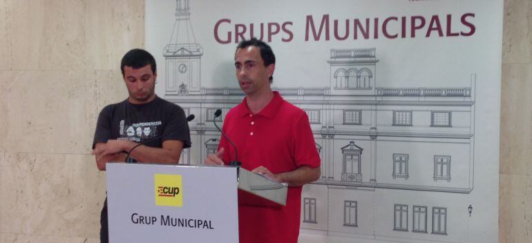 David Vidal (dreta), acompanyat d'Edgar Fernández, regidor també de la CUP a Reus.