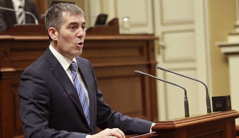  El presidente del Gobierno de Canarias, Fernando Clavijo, durante su intervención en el pleno del Parlamento regional en su primer debate sobre del estado de la nacionalidad.