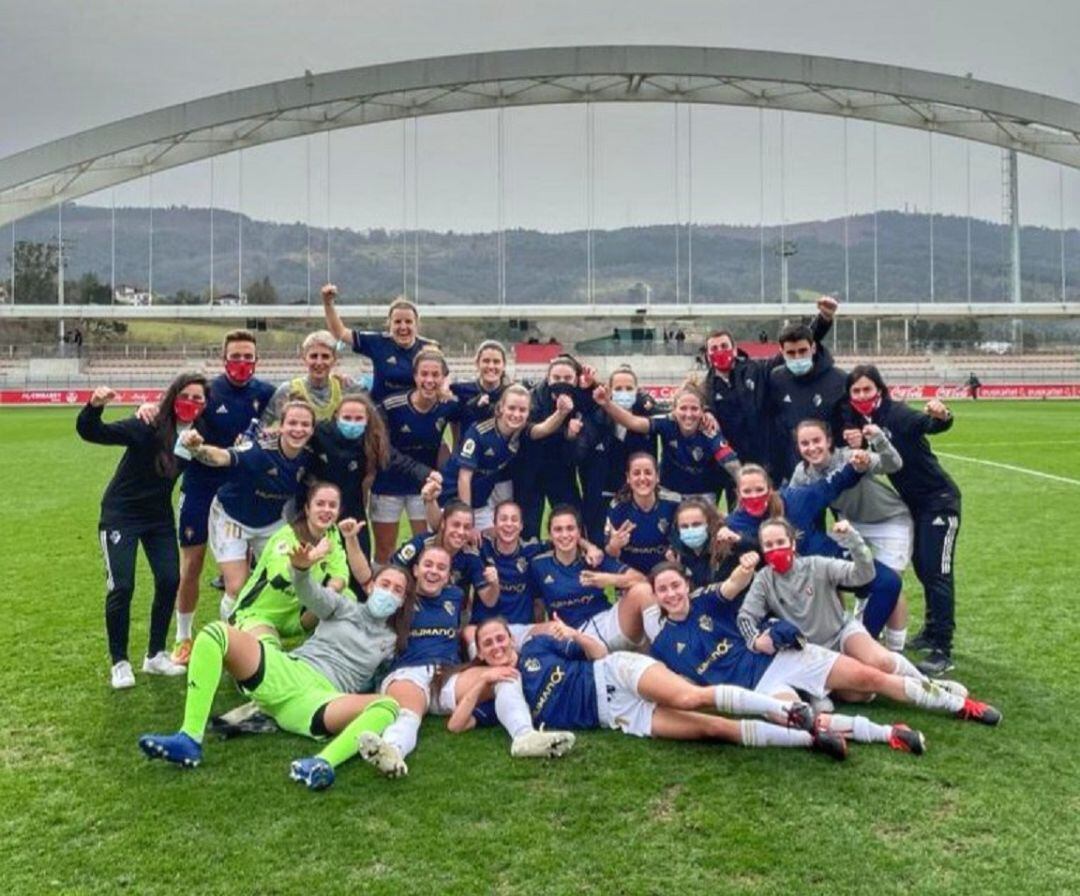 Osasuna femenino celebrando una de sus victorias a domicilio de esta temporada que le ha llevado a pelear por el ascenso hasta la última jornada 