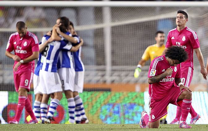 Los jugadores de la Real celebran el gol de Vela ante la desesperación de los madridistas