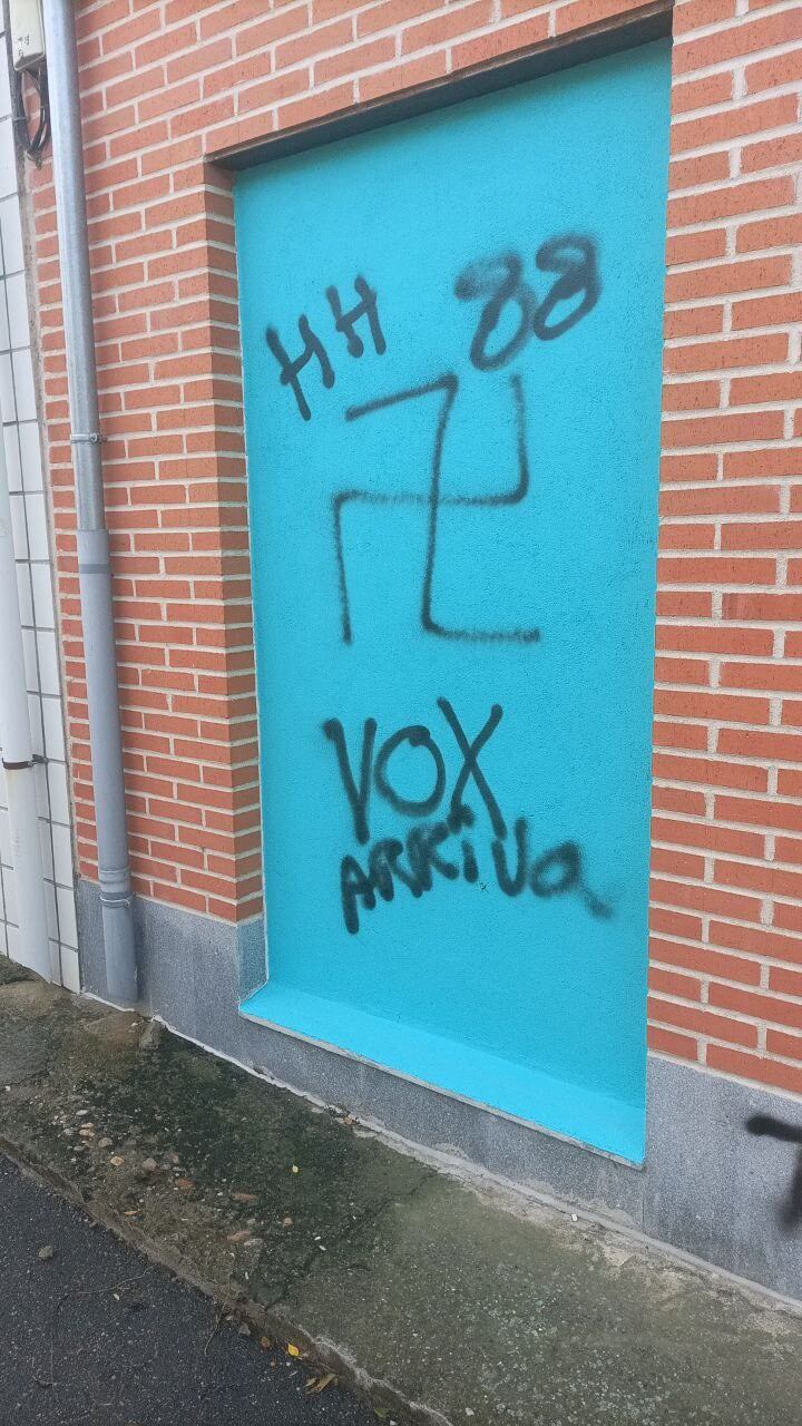 Otra de las imágenes del local atacado, con simbología nazi y de VOX