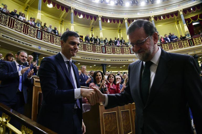 Rajoy saludando a Pedro Sánchez tras perder la votación de la moción de censura