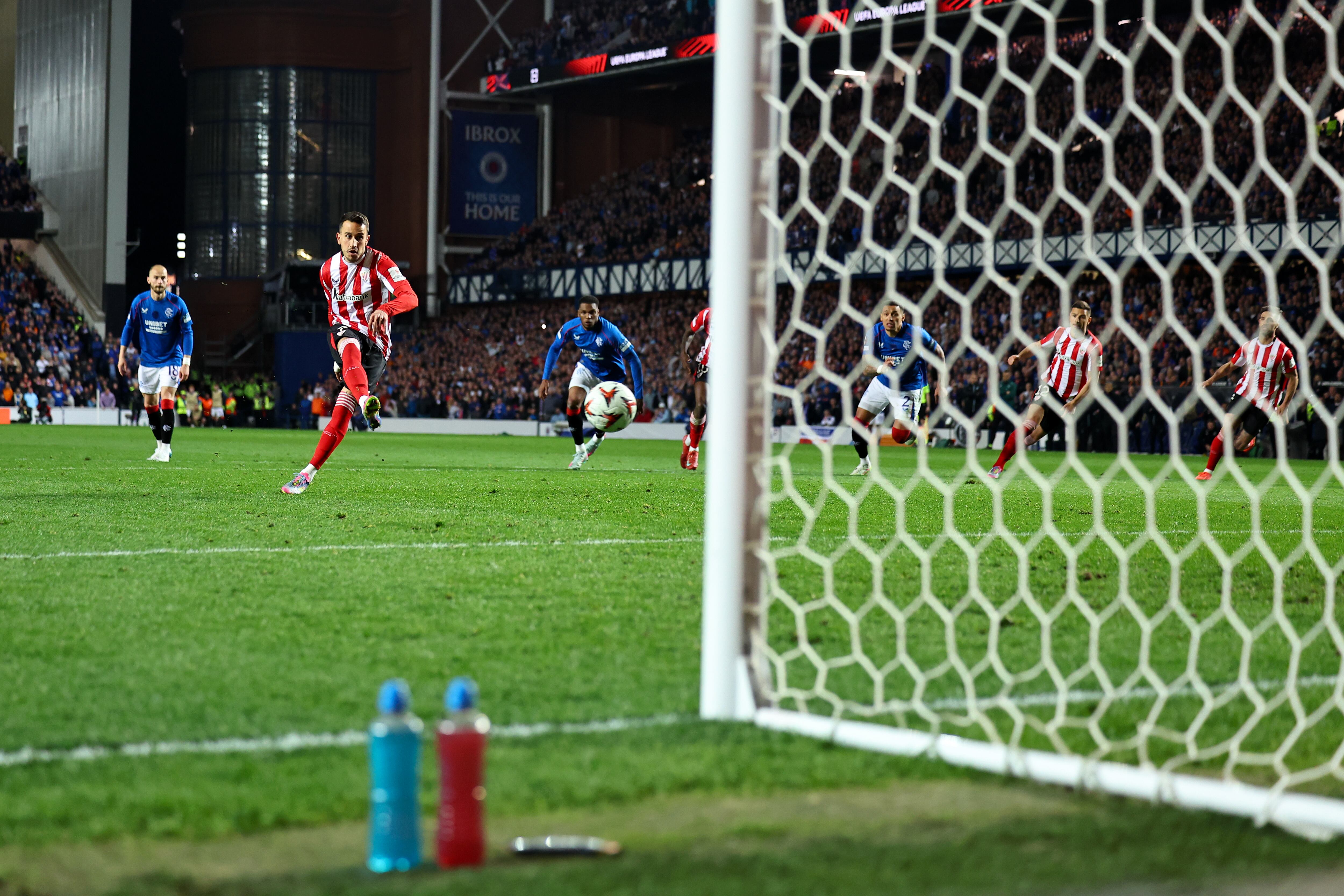 Alex Berenguer lanza un penalti a Liam Kelly, guardameta del Rangers, durante el partido de ida de los cuartos de final de la Europa League