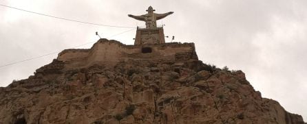 Es imposible hacer una fotografía al Castillo de Monteagudo o a su Cristo sin que salga el cableado eléctrico