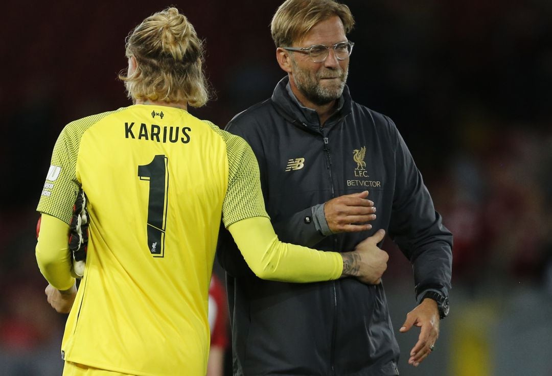 Karius, el portero que protagonizó por sus errores la final de Kiev, junto a Klopp.