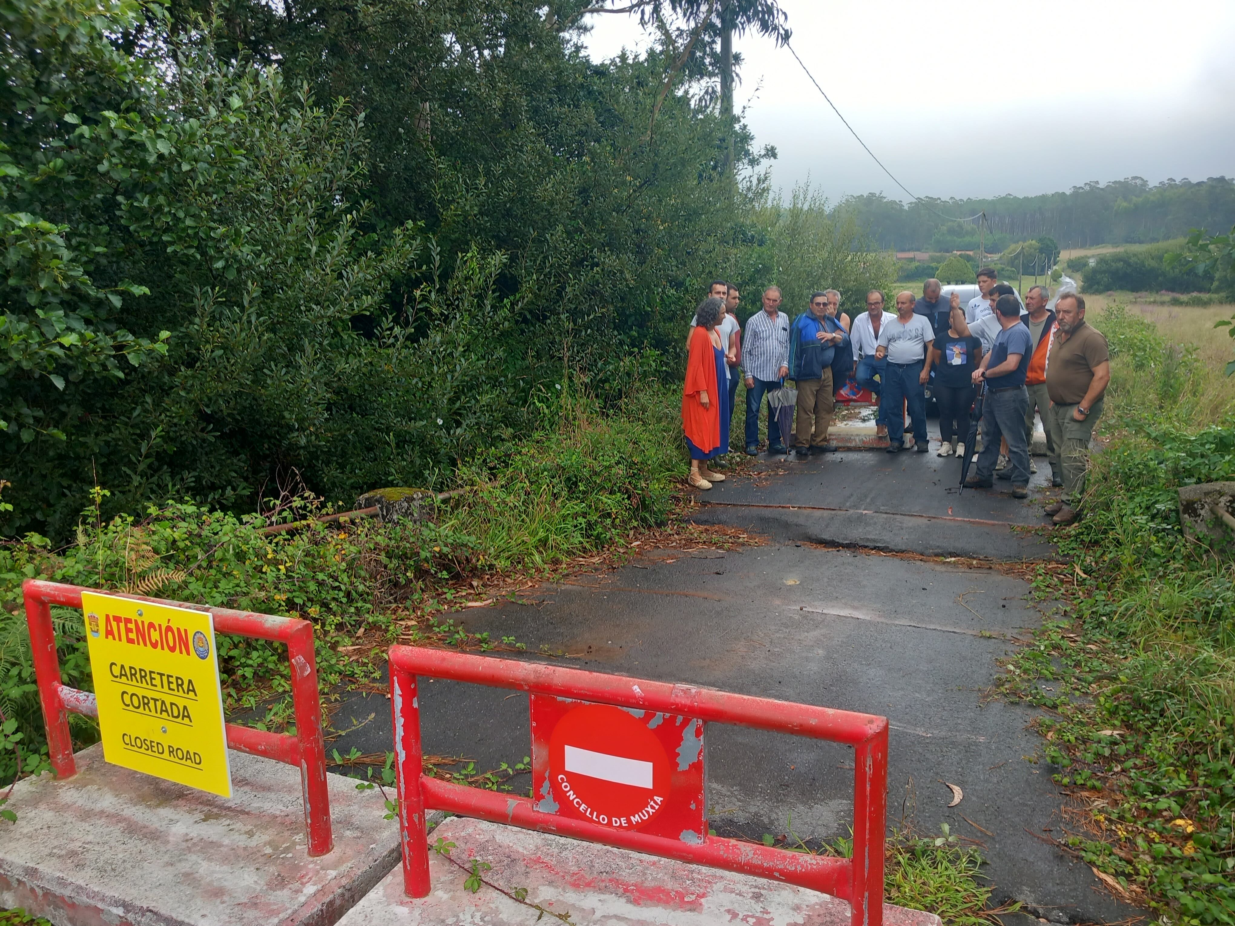 A voceira do BNG muxián, Mercé Barrientos, conversa cos veciños afectados polo mal estado dunha estrada