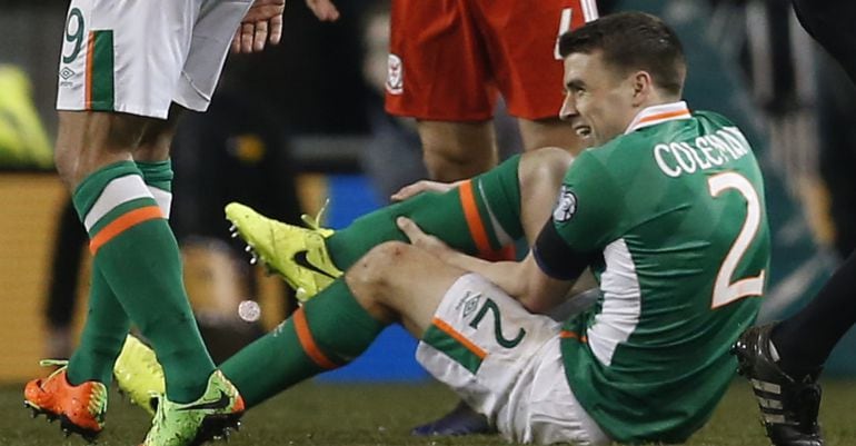 Seamus Coleman hace un gesto de dolor tras la grave entrada sufrida ante Gales