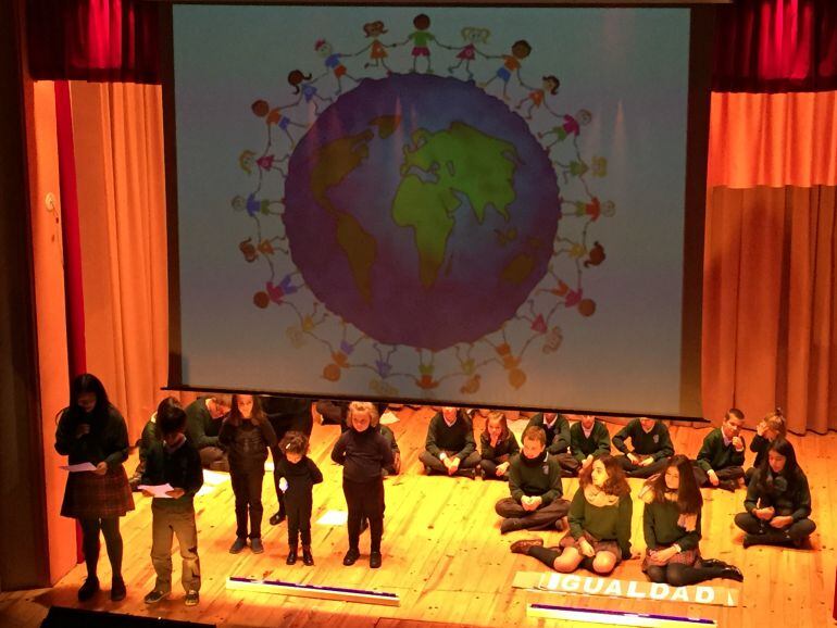 Lectura del manifiesto con motivo del Día Internacional de los Derechos del Niño en el salón de actos del colegio Santo Ángel