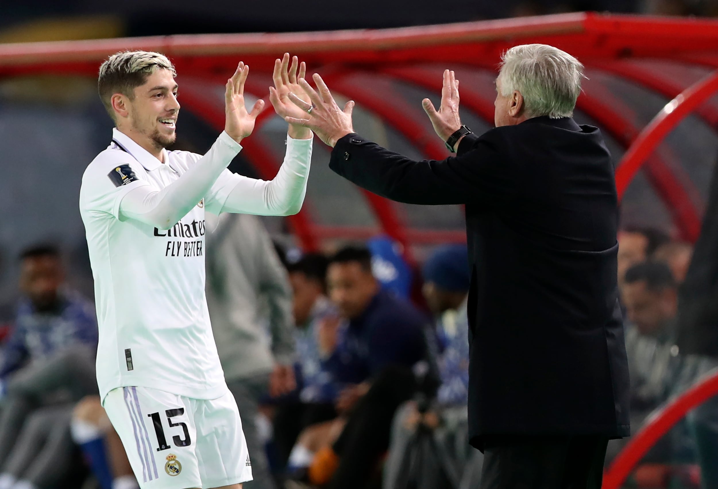 Federico Valverde celebra el gol con Carlo Ancelotti en la final del Mundial de Clubes entre el Real Madrid y el Al Halil. EFE/EPA/Mohamed Messara