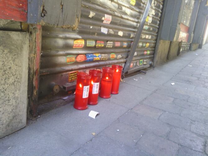 Velas colocadas en la puerta de &quot;La Taberna de Elisa&quot; el establecimiento de Santiago Barral