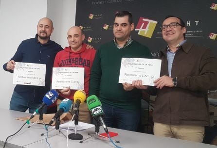 El presidente de los hosteleros junto al ganador y los finales del concurso de la tapa del 2018