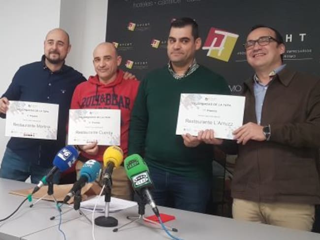 El presidente de los hosteleros junto al ganador y los finales del concurso de la tapa del 2018