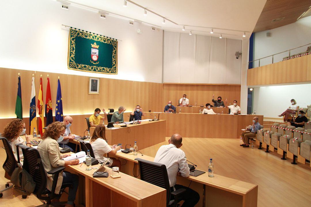 Votación en el pleno del Ayuntamiento de Tías.