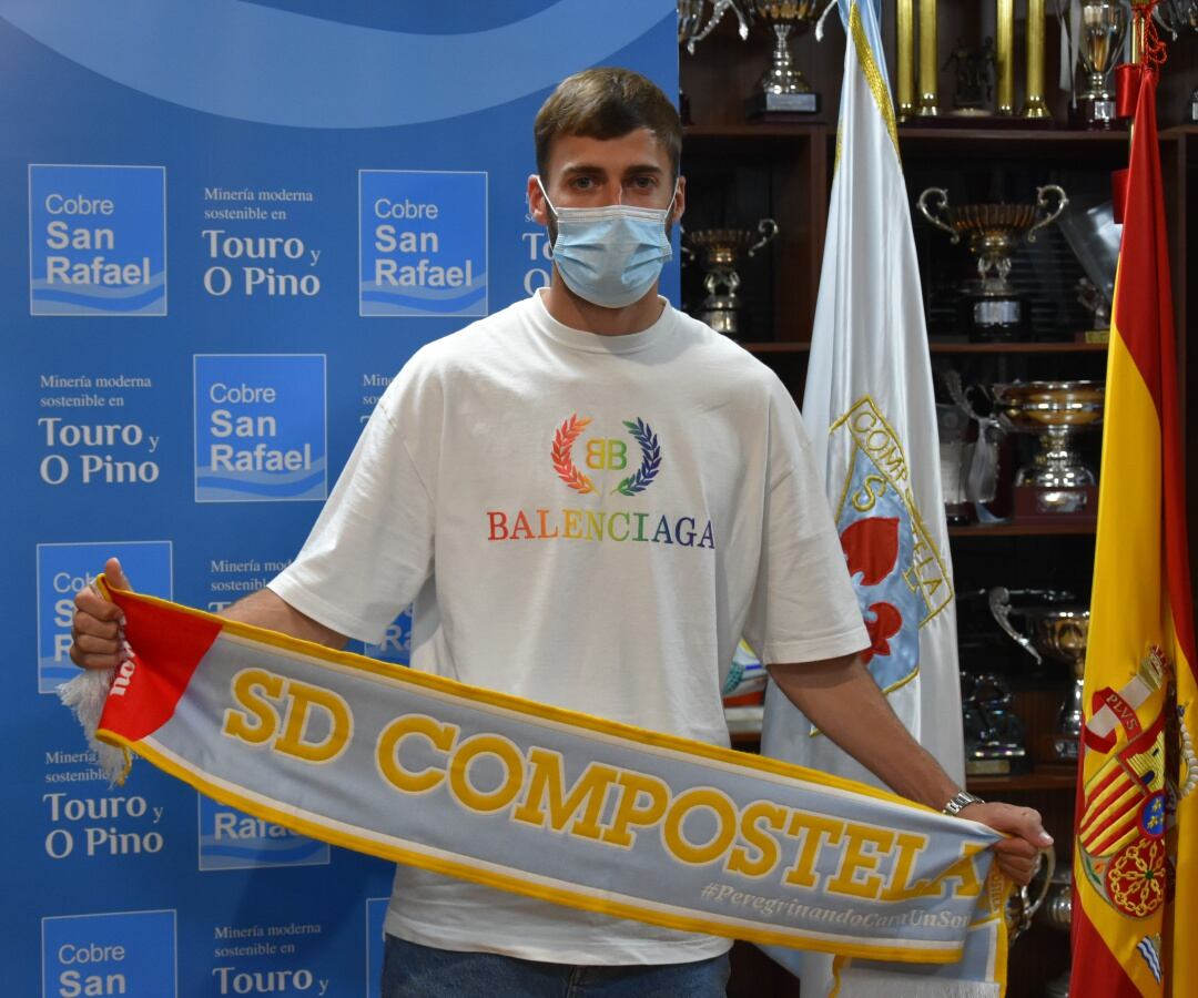 Parapar posa en la sala de trofeos del Compos con una bufanda del equipo