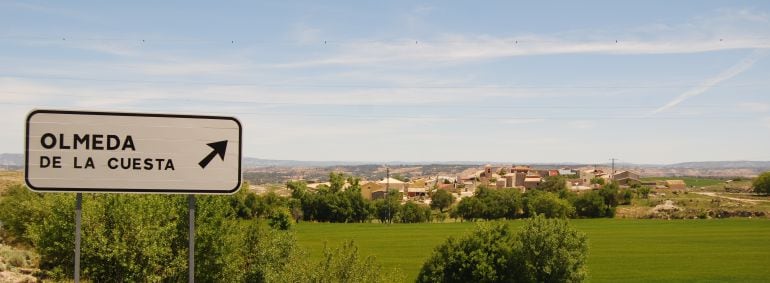 Imagen de Olmeda de la Cuesta desde la carretera CM-310.