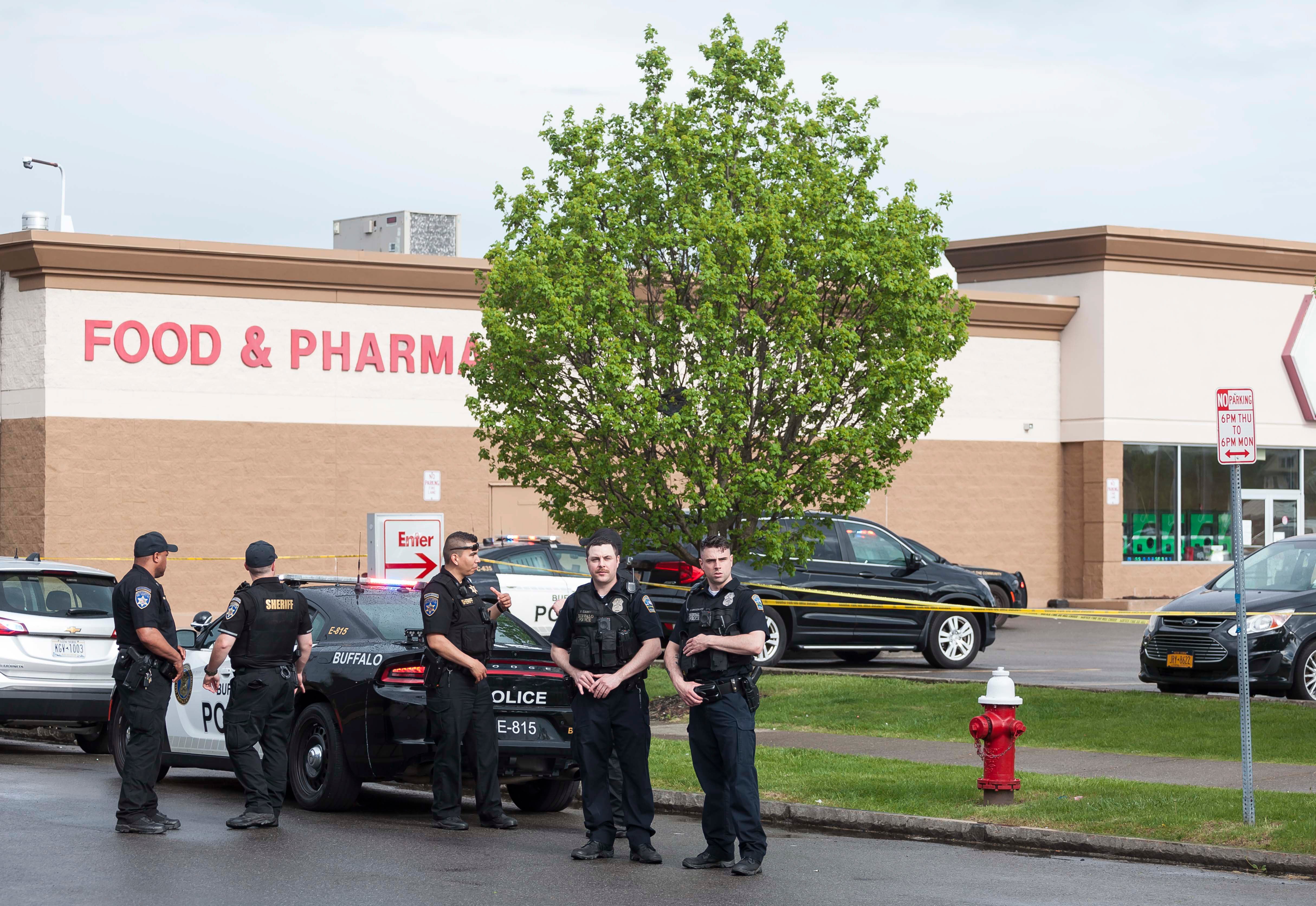 La Policía en el lugar del tiroteo, en un supermercado de Buffalo.