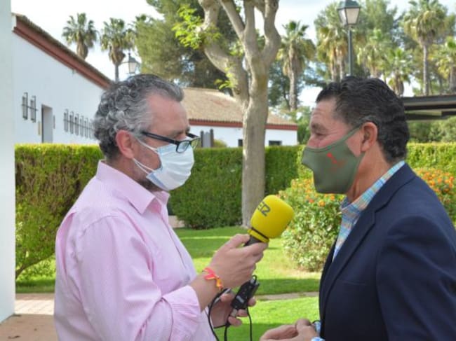 José Antonio Campuzano atiende al micrófono de Radio Sevilla
