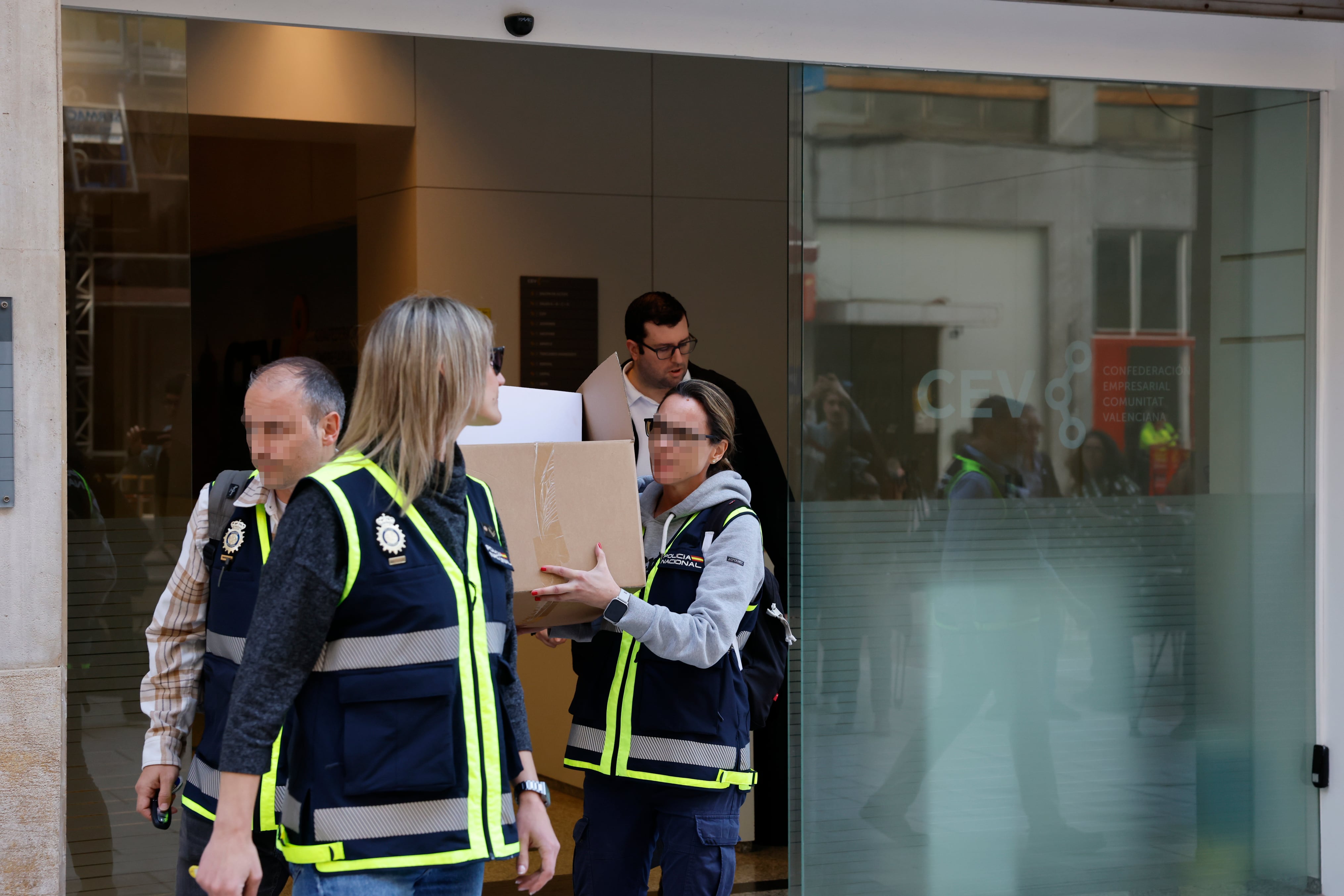 ALICANTE (ESPAÑA), 13/03/2026.- Agentes de la Policía Nacional trasladan cajas después de registrar la sede de la patronal Federación Alicantina de Comercio (Facpyme), siguiendo a la detención de su presidente, Carlos Baño, este viernes en relación con un supuesto delito de corrupción en torno a unos bonos consumo en una veintena de municipios de la provincia correspondientes a los años 2022 y 2023. EFE/ Pablo Miranzo